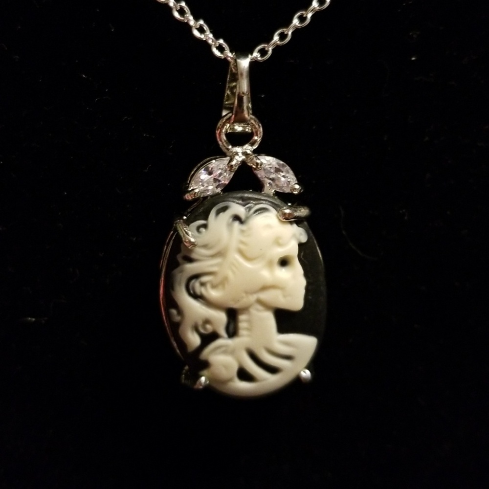 ☠ Beautiful Lady Skeleton Cameo Necklace ☠
